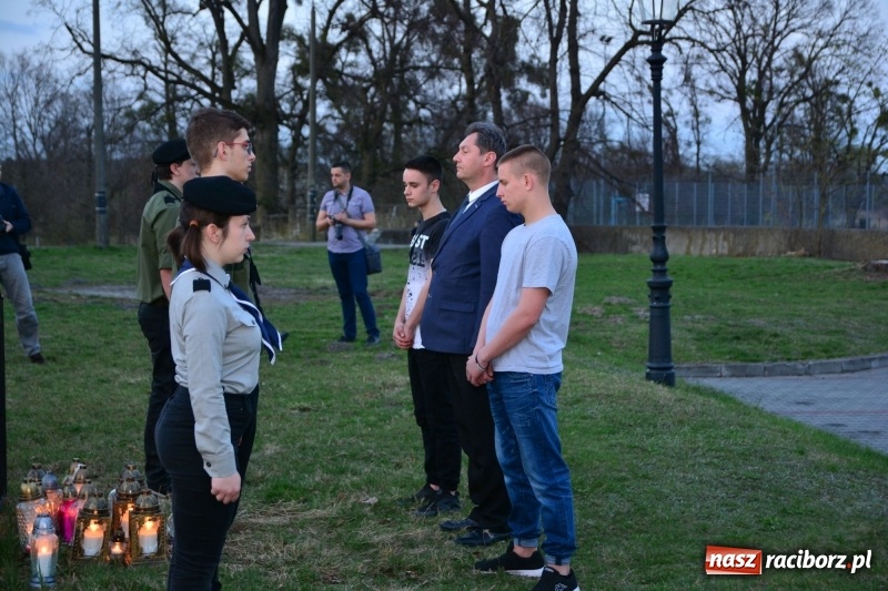 Zdjęcie w galerii na portalu naszraciborz.pl: Apel Poległych przy Dębie Katyńskim w Kuźni Raciborskiej  wiadomości z regionu