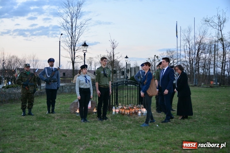 Zdjęcie w galerii na portalu naszraciborz.pl: Apel Poległych przy Dębie Katyńskim w Kuźni Raciborskiej  wiadomości z regionu