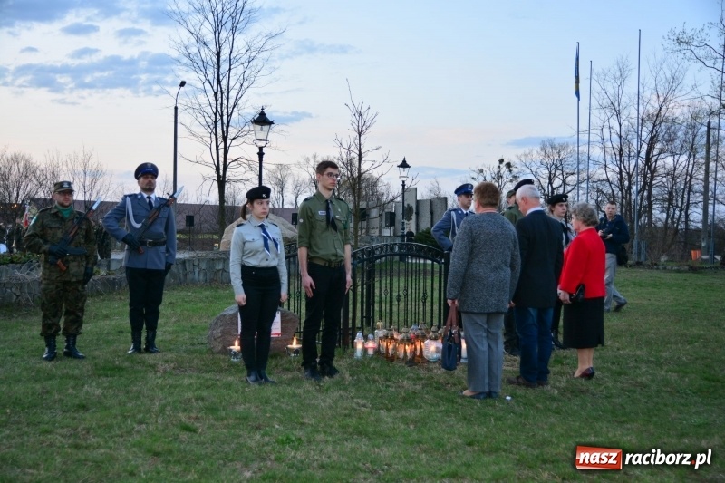 Zdjęcie w galerii na portalu naszraciborz.pl: Apel Poległych przy Dębie Katyńskim w Kuźni Raciborskiej  wiadomości z regionu