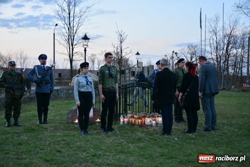 Zdjęcie w galerii na portalu naszraciborz.pl: Apel Poległych przy Dębie Katyńskim w Kuźni Raciborskiej  wiadomości z regionu