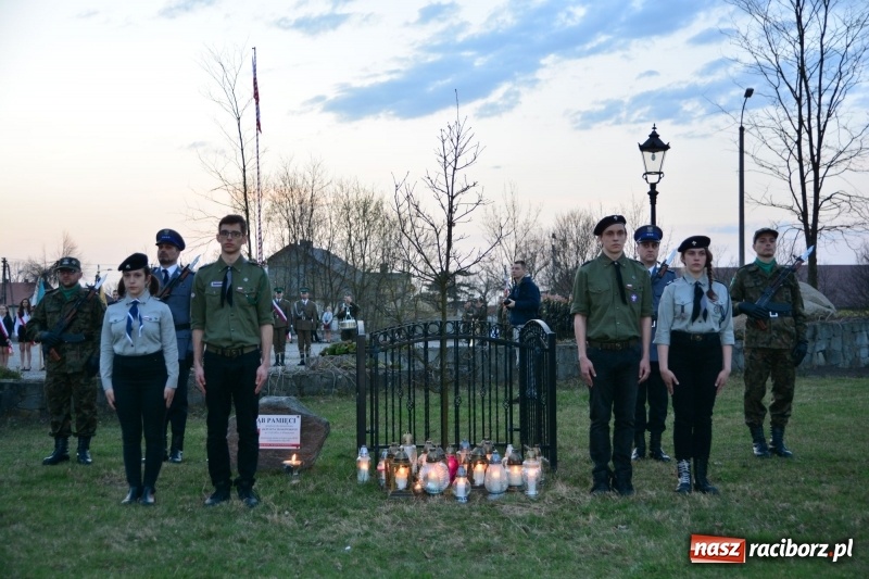 Zdjęcie w galerii na portalu naszraciborz.pl: Apel Poległych przy Dębie Katyńskim w Kuźni Raciborskiej  wiadomości z regionu