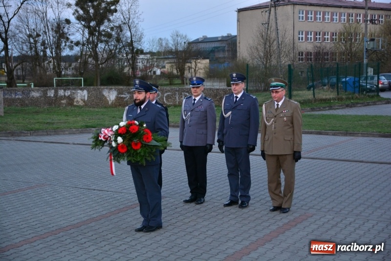 Zdjęcie w galerii na portalu naszraciborz.pl: Apel Poległych przy Dębie Katyńskim w Kuźni Raciborskiej  wiadomości z regionu