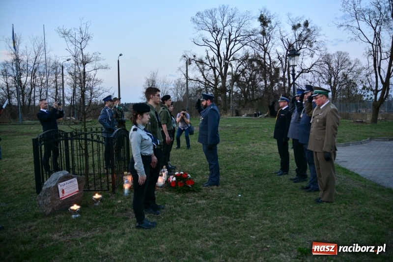 Zdjęcie w galerii na portalu naszraciborz.pl: Apel Poległych przy Dębie Katyńskim w Kuźni Raciborskiej  wiadomości z regionu