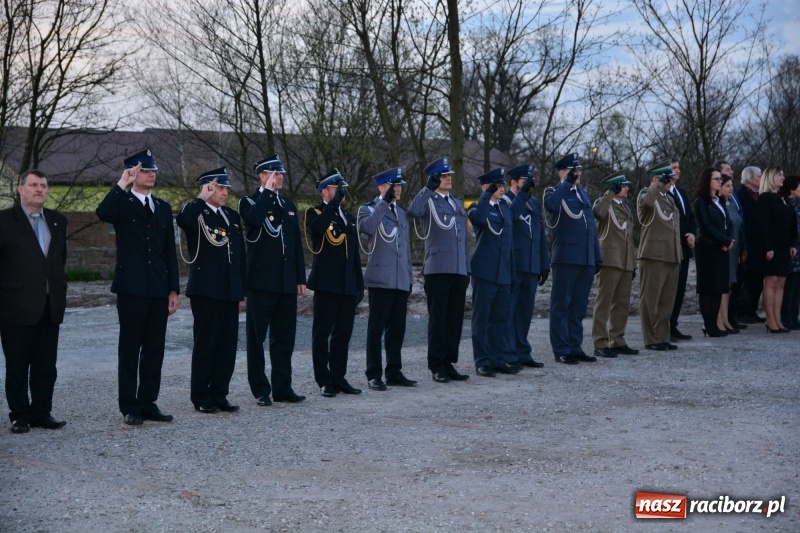 Zdjęcie w galerii na portalu naszraciborz.pl: Apel Poległych przy Dębie Katyńskim w Kuźni Raciborskiej  wiadomości z regionu