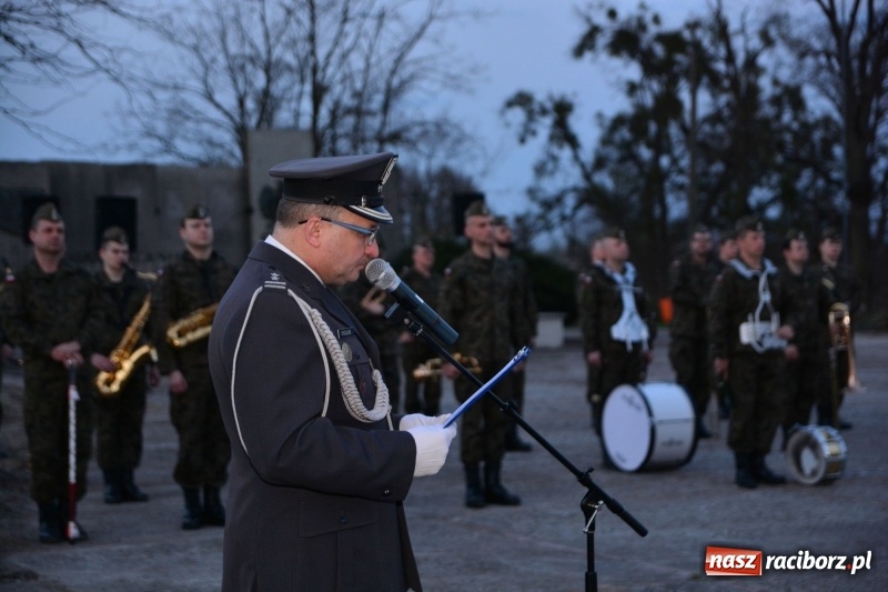Zdjęcie w galerii na portalu naszraciborz.pl: Apel Poległych przy Dębie Katyńskim w Kuźni Raciborskiej  wiadomości z regionu