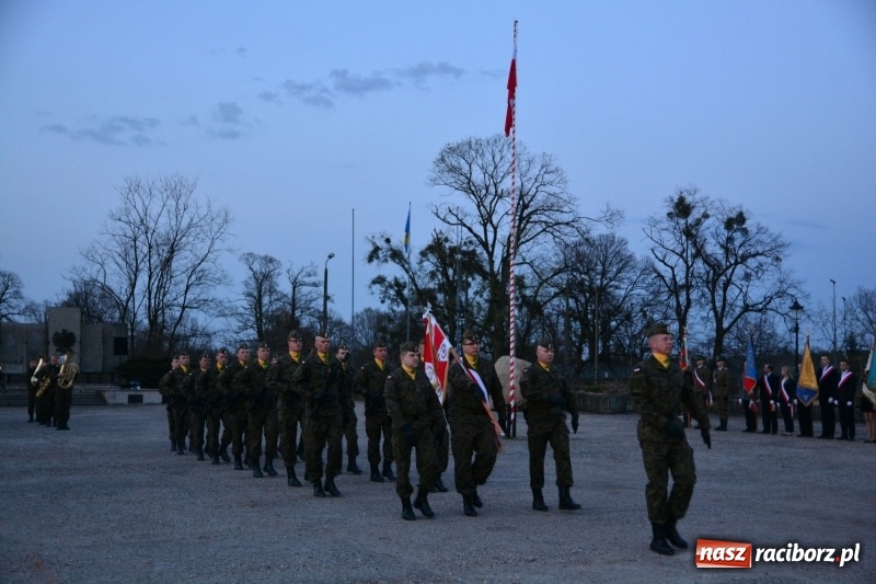 Zdjęcie w galerii na portalu naszraciborz.pl: Apel Poległych przy Dębie Katyńskim w Kuźni Raciborskiej  wiadomości z regionu