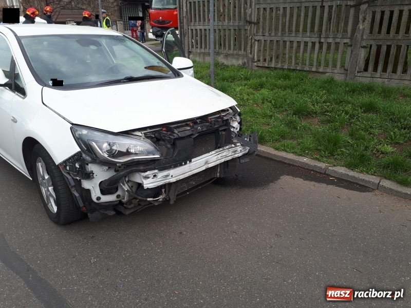 Zdjęcie w galerii na portalu naszraciborz.pl: Fiata panda i opel astra zderzyły się na Wczasowej FOTO wiadomości z regionu