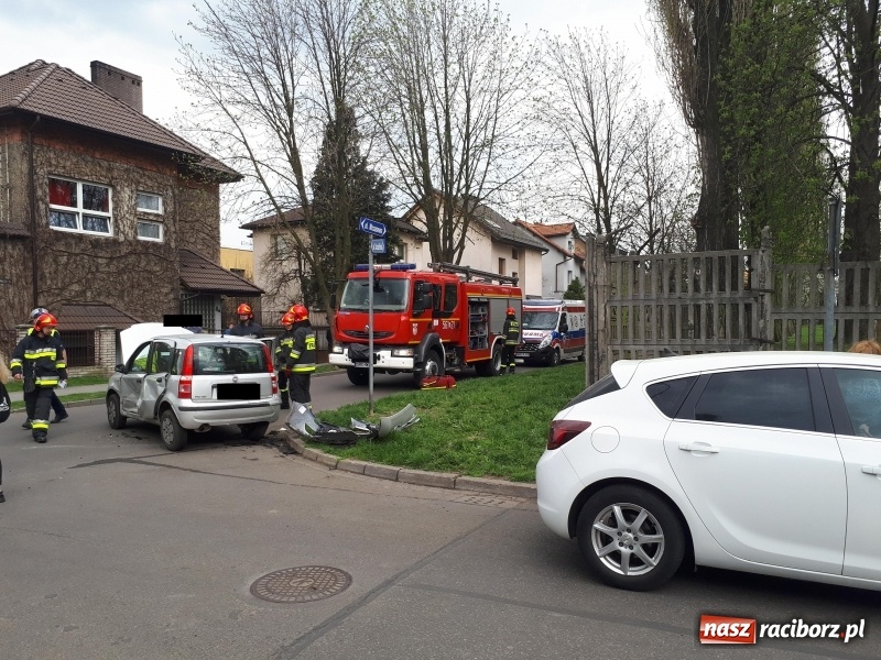 Zdjęcie w galerii na portalu naszraciborz.pl: Fiata panda i opel astra zderzyły się na Wczasowej FOTO wiadomości z regionu
