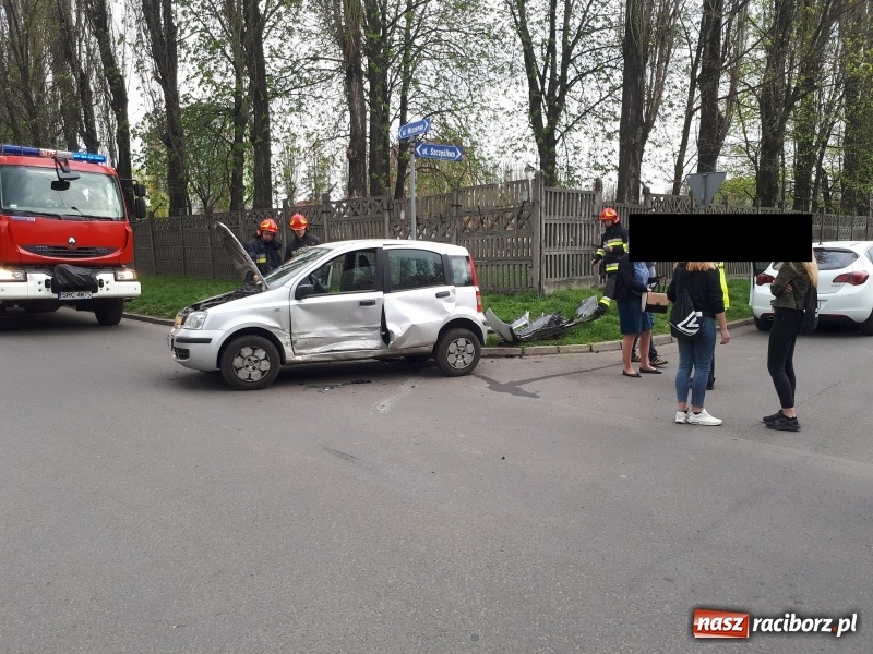 Zdjęcie w galerii na portalu naszraciborz.pl: Fiata panda i opel astra zderzyły się na Wczasowej FOTO wiadomości z regionu