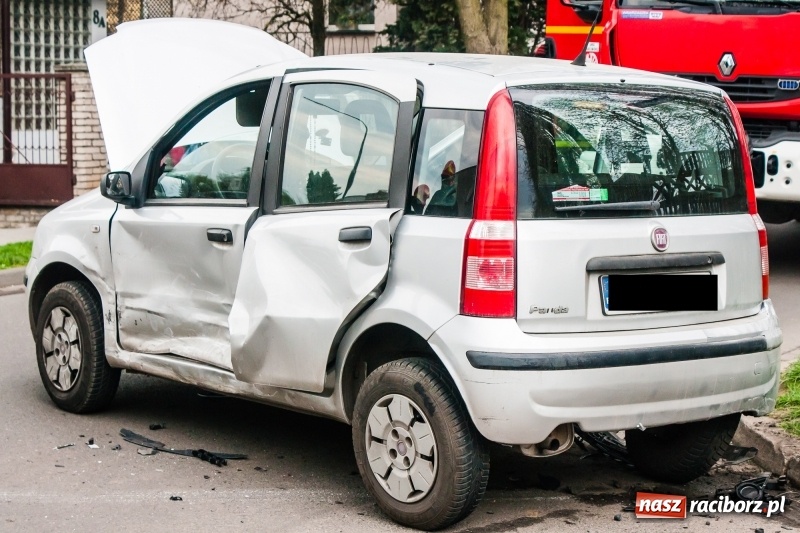 Zdjęcie w galerii na portalu naszraciborz.pl: Fiata panda i opel astra zderzyły się na Wczasowej FOTO wiadomości z regionu