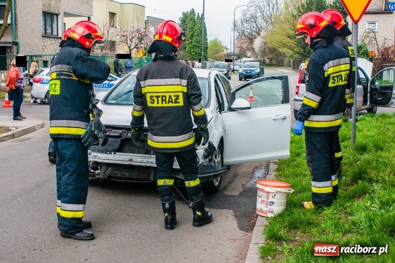 Zdjęcie w galerii na portalu naszraciborz.pl: Fiata panda i opel astra zderzyły się na Wczasowej FOTO wiadomości z regionu