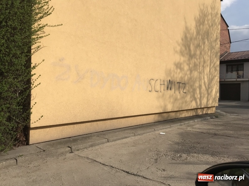 Zdjęcie w galerii na portalu naszraciborz.pl: Europejski Racibórz? Antysemicki napis przy Królewskiej wiadomości z regionu