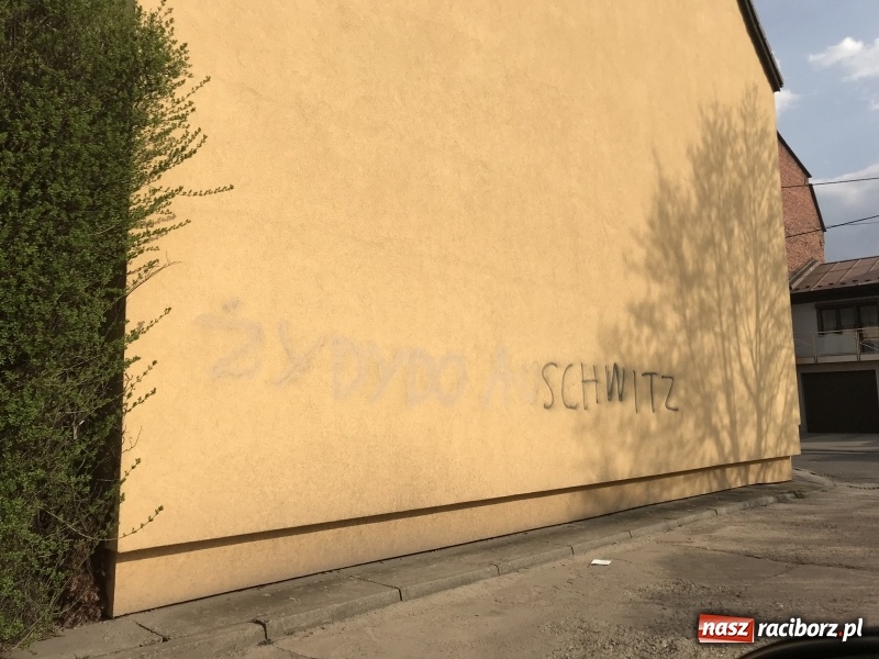Zdjęcie w galerii na portalu naszraciborz.pl: Europejski Racibórz? Antysemicki napis przy Królewskiej wiadomości z regionu
