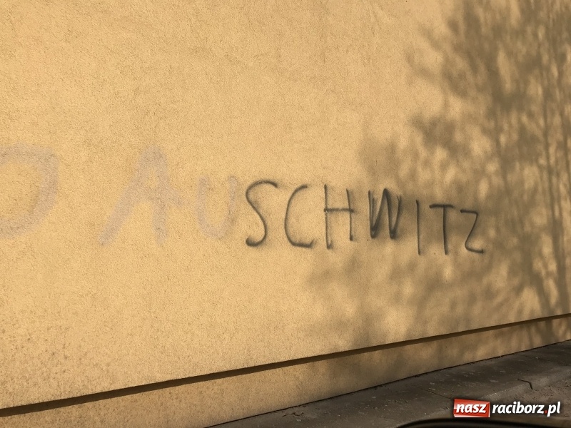 Zdjęcie w galerii na portalu naszraciborz.pl: Europejski Racibórz? Antysemicki napis przy Królewskiej wiadomości z regionu