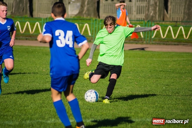 Zdjęcie w galerii na portalu naszraciborz.pl: Trampkarze młodsi: Wesoły futbol przy Wyszyńskiego wiadomości z regionu