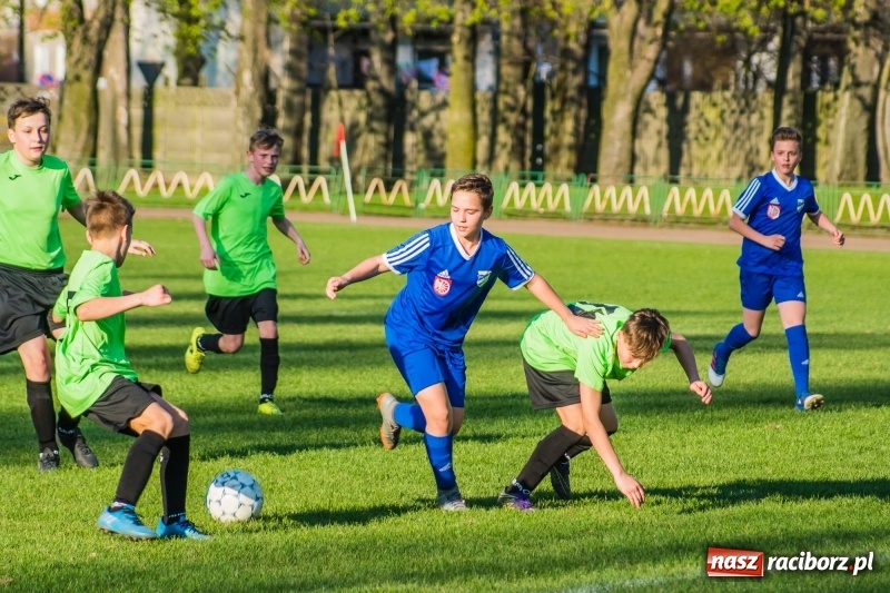 Zdjęcie w galerii na portalu naszraciborz.pl: Trampkarze młodsi: Wesoły futbol przy Wyszyńskiego wiadomości z regionu