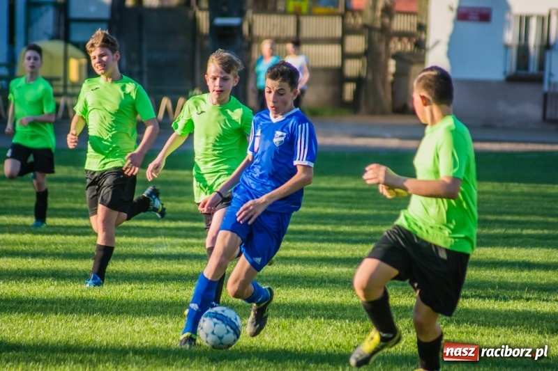 Zdjęcie w galerii na portalu naszraciborz.pl: Trampkarze młodsi: Wesoły futbol przy Wyszyńskiego wiadomości z regionu