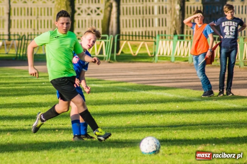 Zdjęcie w galerii na portalu naszraciborz.pl: Trampkarze młodsi: Wesoły futbol przy Wyszyńskiego wiadomości z regionu