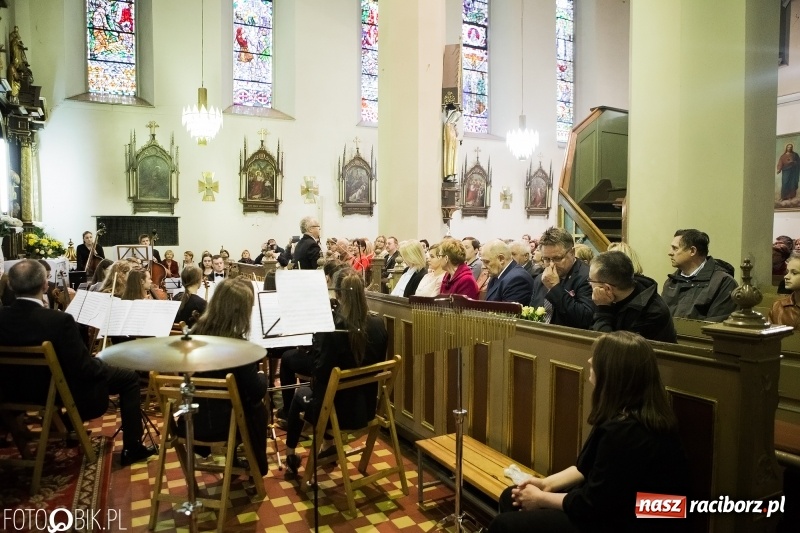 Zdjęcie w galerii na portalu naszraciborz.pl: Koncert ku pamięci św. Jana Pawła II w kościele farnym wiadomości z regionu