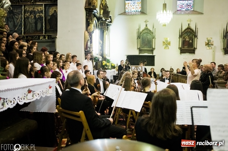 Zdjęcie w galerii na portalu naszraciborz.pl: Koncert ku pamięci św. Jana Pawła II w kościele farnym wiadomości z regionu