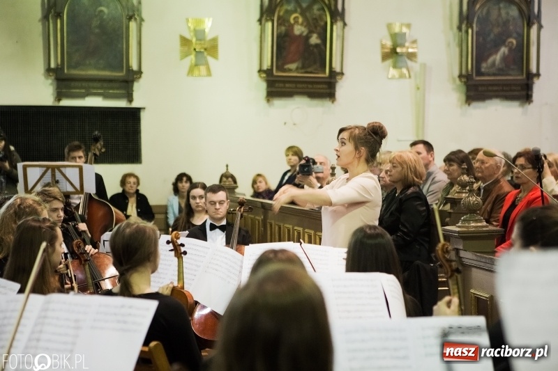 Zdjęcie w galerii na portalu naszraciborz.pl: Koncert ku pamięci św. Jana Pawła II w kościele farnym wiadomości z regionu