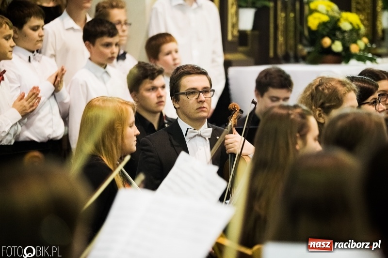 Zdjęcie w galerii na portalu naszraciborz.pl: Koncert ku pamięci św. Jana Pawła II w kościele farnym wiadomości z regionu