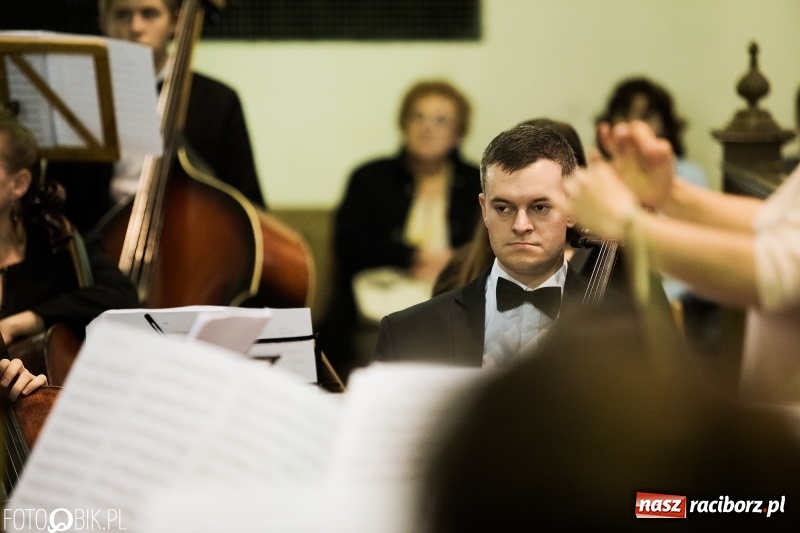 Zdjęcie w galerii na portalu naszraciborz.pl: Koncert ku pamięci św. Jana Pawła II w kościele farnym wiadomości z regionu