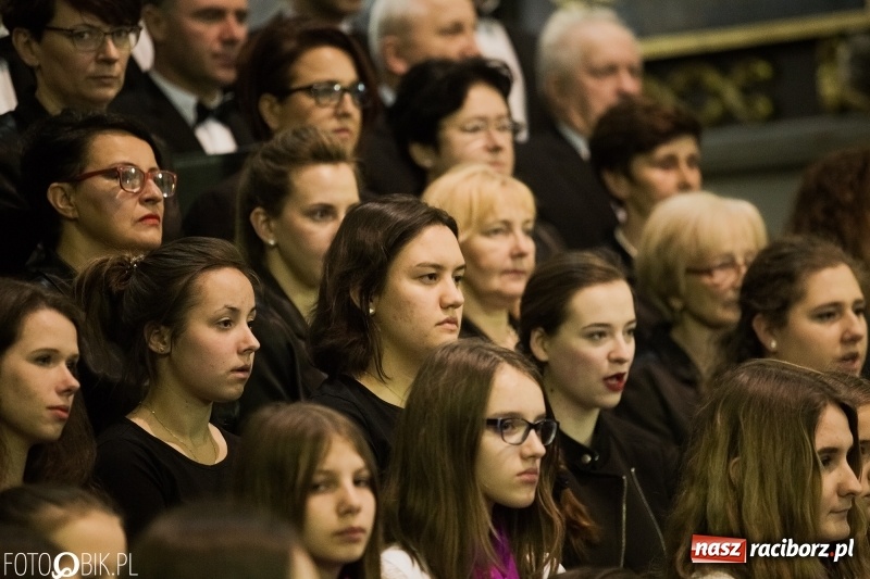 Zdjęcie w galerii na portalu naszraciborz.pl: Koncert ku pamięci św. Jana Pawła II w kościele farnym wiadomości z regionu