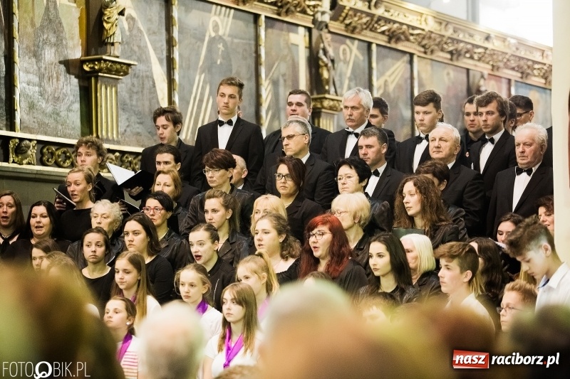 Zdjęcie w galerii na portalu naszraciborz.pl: Koncert ku pamięci św. Jana Pawła II w kościele farnym wiadomości z regionu