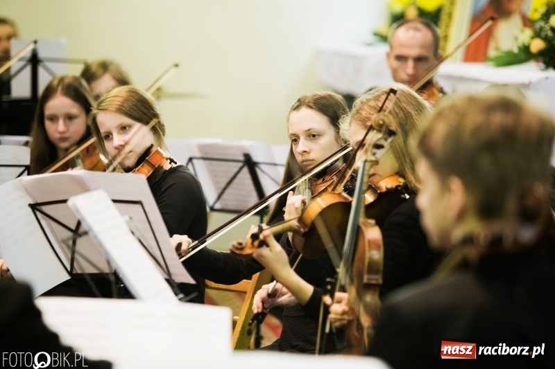 Zdjęcie w galerii na portalu naszraciborz.pl: Koncert ku pamięci św. Jana Pawła II w kościele farnym wiadomości z regionu