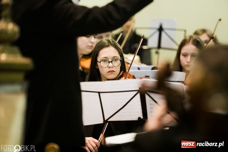 Zdjęcie w galerii na portalu naszraciborz.pl: Koncert ku pamięci św. Jana Pawła II w kościele farnym wiadomości z regionu