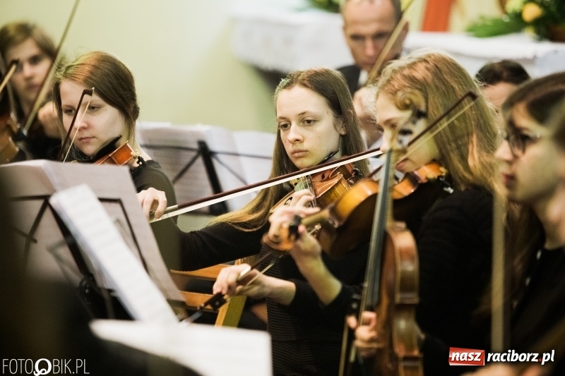 Zdjęcie w galerii na portalu naszraciborz.pl: Koncert ku pamięci św. Jana Pawła II w kościele farnym wiadomości z regionu