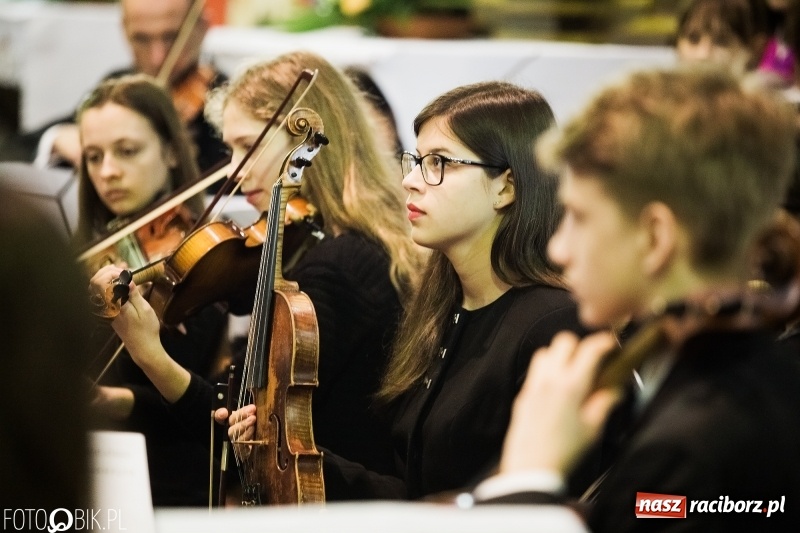 Zdjęcie w galerii na portalu naszraciborz.pl: Koncert ku pamięci św. Jana Pawła II w kościele farnym wiadomości z regionu