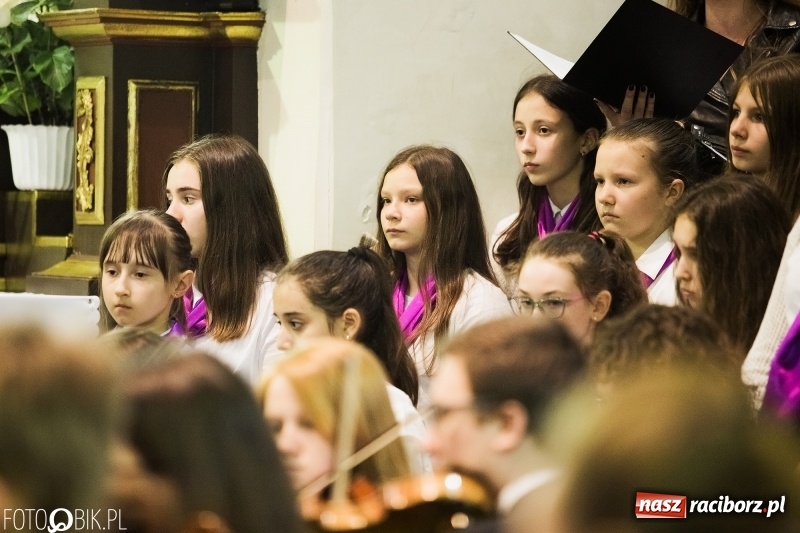 Zdjęcie w galerii na portalu naszraciborz.pl: Koncert ku pamięci św. Jana Pawła II w kościele farnym wiadomości z regionu