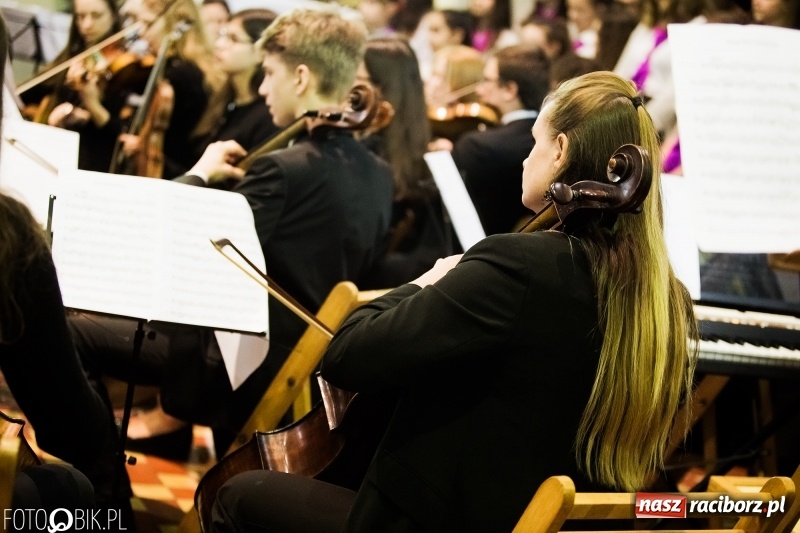 Zdjęcie w galerii na portalu naszraciborz.pl: Koncert ku pamięci św. Jana Pawła II w kościele farnym wiadomości z regionu