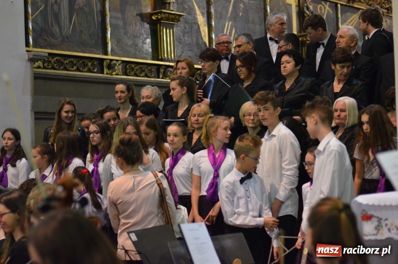 Zdjęcie w galerii na portalu naszraciborz.pl: Koncert ku pamięci św. Jana Pawła II w kościele farnym wiadomości z regionu