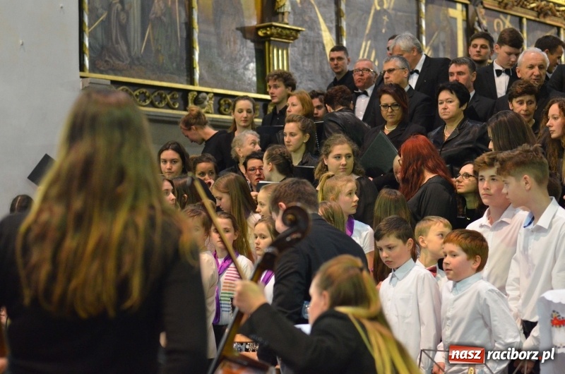Zdjęcie w galerii na portalu naszraciborz.pl: Koncert ku pamięci św. Jana Pawła II w kościele farnym wiadomości z regionu