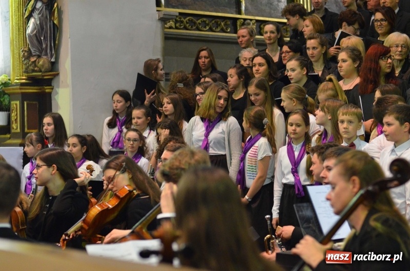 Zdjęcie w galerii na portalu naszraciborz.pl: Koncert ku pamięci św. Jana Pawła II w kościele farnym wiadomości z regionu