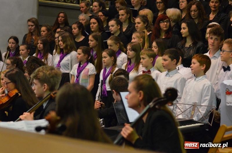 Zdjęcie w galerii na portalu naszraciborz.pl: Koncert ku pamięci św. Jana Pawła II w kościele farnym wiadomości z regionu