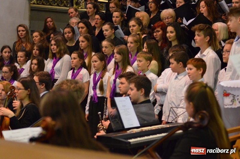 Zdjęcie w galerii na portalu naszraciborz.pl: Koncert ku pamięci św. Jana Pawła II w kościele farnym wiadomości z regionu
