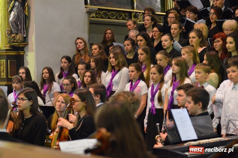 Zdjęcie w galerii na portalu naszraciborz.pl: Koncert ku pamięci św. Jana Pawła II w kościele farnym wiadomości z regionu