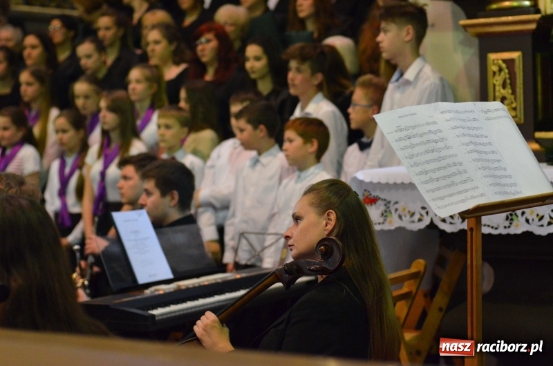Zdjęcie w galerii na portalu naszraciborz.pl: Koncert ku pamięci św. Jana Pawła II w kościele farnym wiadomości z regionu