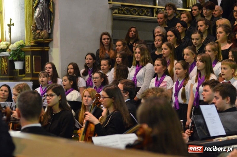 Zdjęcie w galerii na portalu naszraciborz.pl: Koncert ku pamięci św. Jana Pawła II w kościele farnym wiadomości z regionu