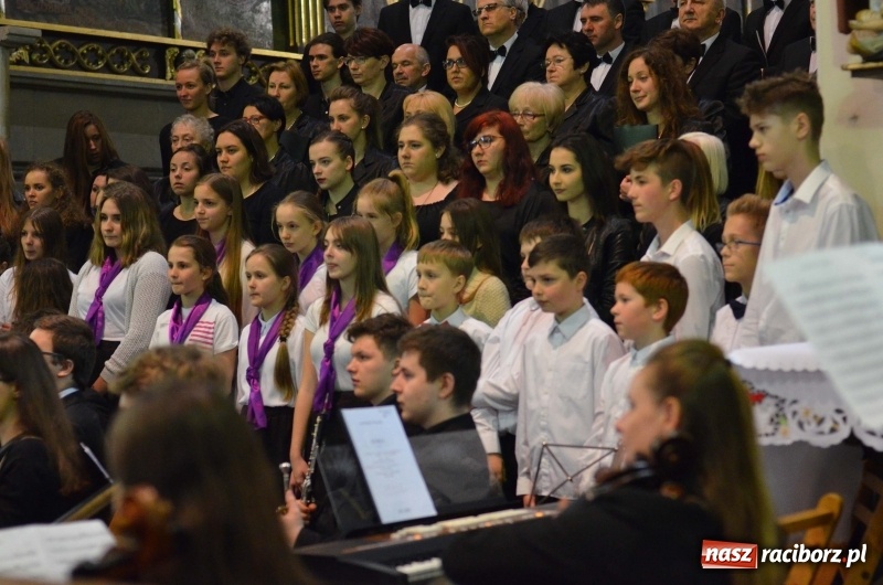 Zdjęcie w galerii na portalu naszraciborz.pl: Koncert ku pamięci św. Jana Pawła II w kościele farnym wiadomości z regionu