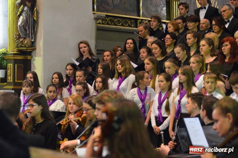 Zdjęcie w galerii na portalu naszraciborz.pl: Koncert ku pamięci św. Jana Pawła II w kościele farnym wiadomości z regionu