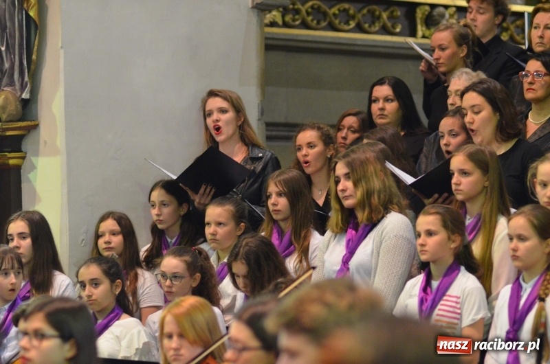 Zdjęcie w galerii na portalu naszraciborz.pl: Koncert ku pamięci św. Jana Pawła II w kościele farnym wiadomości z regionu