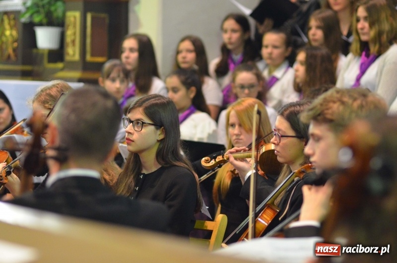 Zdjęcie w galerii na portalu naszraciborz.pl: Koncert ku pamięci św. Jana Pawła II w kościele farnym wiadomości z regionu