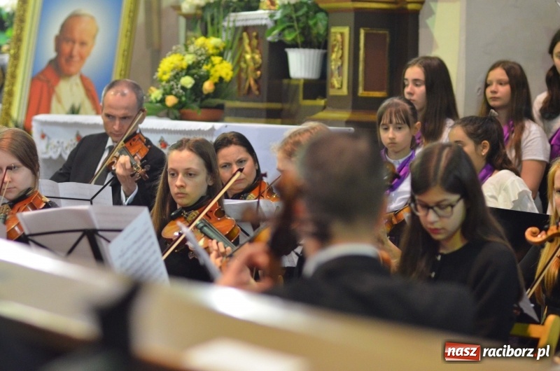 Zdjęcie w galerii na portalu naszraciborz.pl: Koncert ku pamięci św. Jana Pawła II w kościele farnym wiadomości z regionu