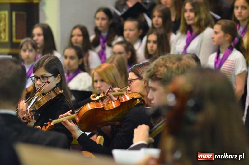 Zdjęcie w galerii na portalu naszraciborz.pl: Koncert ku pamięci św. Jana Pawła II w kościele farnym wiadomości z regionu