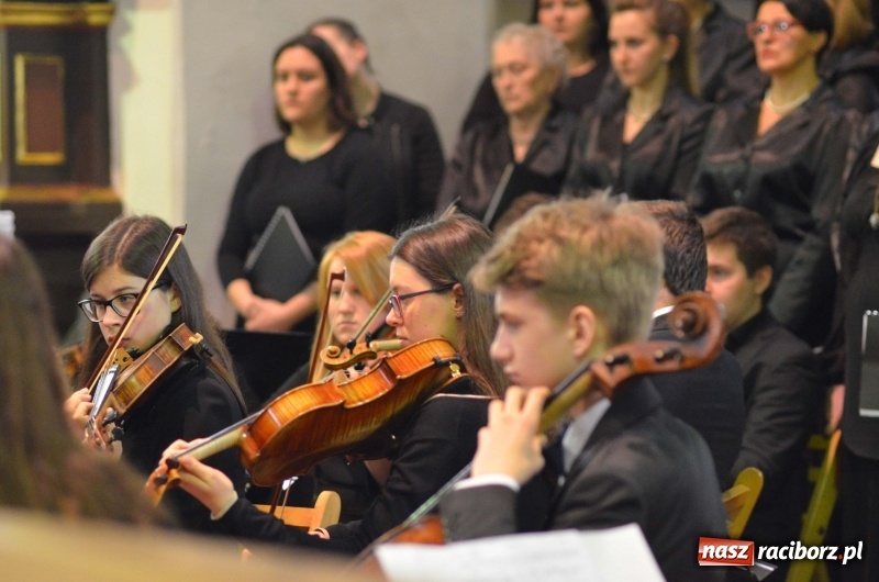 Zdjęcie w galerii na portalu naszraciborz.pl: Koncert ku pamięci św. Jana Pawła II w kościele farnym wiadomości z regionu